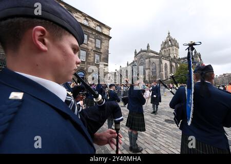 Edimburgo, Scozia, Regno Unito. 15 settembre 2024. 280 tifosi a cavallo prendono parte alla Riding of the Marches che ritornò a Edimburgo nel 2009 dopo un gap di 62 anni. Per commemorare la prima edizione moderna di Riding of the Marches a Edimburgo, fu commissionata una nuova bandiera della città di Edimburgo in consultazione con il Lord Lyon King of Arms. Il 9 febbraio 2009, l'uomo d'affari locale e principale sponsor della Riding of the Marches, Robert Miller, presentò lo striscione della città di Edimburgo a Lord Provost George Grubb. Crediti: Rob Gray/Alamy Live News Foto Stock