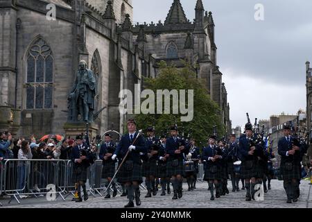 Edimburgo, Scozia, Regno Unito. 15 settembre 2024. 280 tifosi a cavallo prendono parte alla Riding of the Marches che ritornò a Edimburgo nel 2009 dopo un gap di 62 anni. Per commemorare la prima edizione moderna di Riding of the Marches a Edimburgo, fu commissionata una nuova bandiera della città di Edimburgo in consultazione con il Lord Lyon King of Arms. Il 9 febbraio 2009, l'uomo d'affari locale e principale sponsor della Riding of the Marches, Robert Miller, presentò lo striscione della città di Edimburgo a Lord Provost George Grubb. Crediti: Rob Gray/Alamy Live News Foto Stock