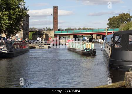Le imbarcazioni Canal Narrow ormeggiate a Victoria Quays, il bacino urbano del canale di Sheffield Inghilterra Regno Unito, il canale di riqualificazione dei canali navigabili britannici Foto Stock