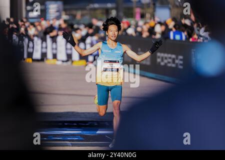 Sydney, Australia. 15 settembre 2024. Tetsuya YOROIZAKA del Giappone si piazza al quarto posto durante la TCS Sydney Marathon 2024 presentata da ASICS alla Sydney Opera House il 15 settembre 2024 a Sydney, Australia Credit: IOIO IMAGES/Alamy Live News Foto Stock