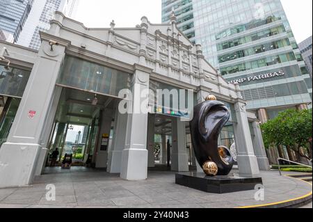 La stazione della metropolitana Raffles Place serve il sistema Mass Rapid Transit, localmente conosciuto dall'inizialismo MRT all'interno e intorno all'isola di Singapore. Foto Stock