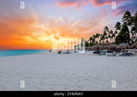 Splendido tramonto sulla spiaggia di Manchebo ad Aruba nel Mar dei Caraibi Foto Stock