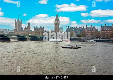 Torre del Big Ben di Londra, ponte di Westminster sul Tamigi, Inghilterra, Regno Unito Foto Stock