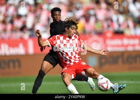 GIRONA FC vs FC BARCELONA Montilivi Municipal Stadium. Girona. 15,2024 settembre GIRONA FC-FC BARCELONA 15,2024 settembre Bryan 20 del Girona FC vies con Alejandro Balde 3 del FC Barcelona durante la partita tra Girona FC e FC Barcelona corrispondente alla trenta giornata di la Liga EA Sports al Montilivi Municipal Stadium di Girona, Spagna. Girona ESP Copyright: XS.xRosx Foto Stock