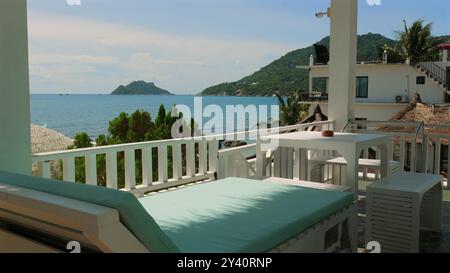 Splendida terrazza fronte spiaggia con arredamento bianco e vista Foto Stock