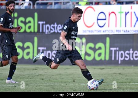 Cagliari, Italia. 15 settembre 2024. Il centrocampista del Cagliari Răzvan Gabriel Marin in azione durante la partita di calcio di serie A tra Cagliari calcio e Napoli all'Unipol Domus di Cagliari, Sardegna - domenica 15 settembre 2024. Sport - calcio (foto di Gianluca Zuddas/Lapresse) credito: LaPresse/Alamy Live News Foto Stock