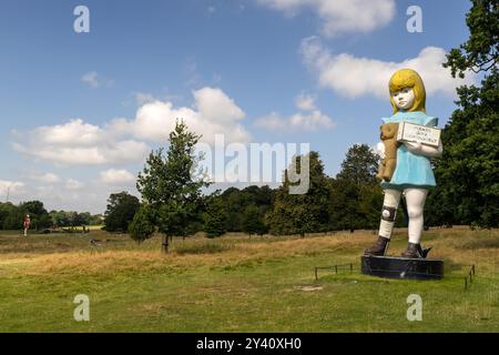 «Charity» di Damien Hirst (con la sua scultura «The Virgin Mother» sullo sfondo sinistro) allo Yorkshire Sculpture Park, West Bretton, West Yorkshire, e Foto Stock