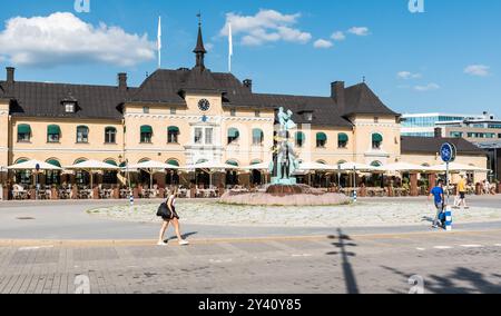 Uppsala, Uppland - Svezia - 07 27 2019 facciata della stazione ferroviaria e della piazza Foto Stock