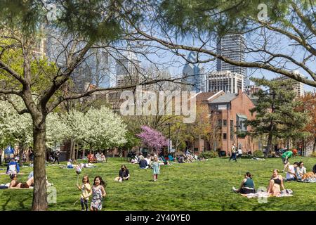 Folle nel Parco del fiume Schuylkill (Fitler Square) e skyline a tarda primavera, Philadelphia, Pennsylvania, Stati Uniti Foto Stock