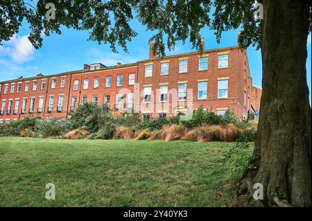 Fila di case georgiane a Winckley Square, Preston, viste dal parco Foto Stock