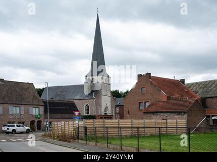 Roosbeek, Boutersem, Belgio, 9 agosto 2024 - la chiesa cattolica di Sant'Anna nel centro del paese Foto Stock