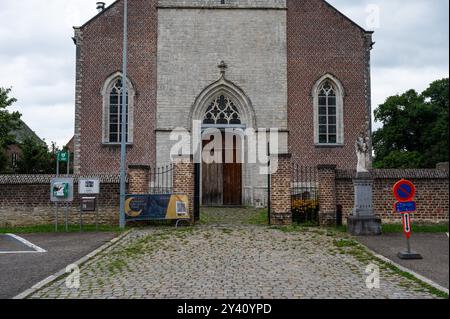 Roosbeek, Boutersem, Belgio, 9 agosto 2024 - la chiesa cattolica di Sant'Anna nel centro del paese Foto Stock