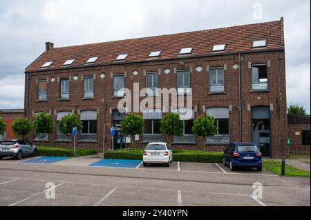 Roosbeek, Boutersem, Belgio, 9 agosto 2024 - The Social House, un monumento storico in mattoni Foto Stock