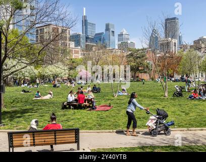 Folle nel Parco del fiume Schuylkill (Fitler Square) e skyline a tarda primavera, Philadelphia, Pennsylvania, Stati Uniti Foto Stock