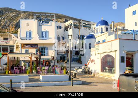 Amorgos, Grecia - 15 maggio 2024: Il centro del villaggio di Aegiali sull'isola di Amorgos. Cicladi, Grecia Foto Stock