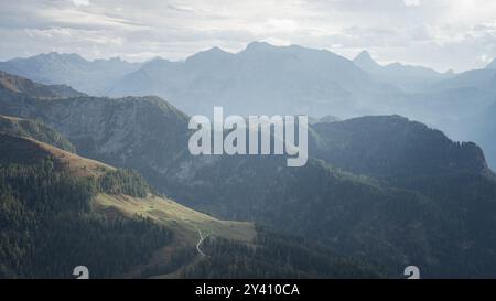 Paesaggio alpino autunnale con foresta in primo piano e massicce cime rocciose sullo sfondo, Germania Foto Stock