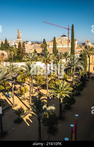 Campanile visto da Alcázar de los Reyes Cristianos a Cordoba, Spagna Foto Stock