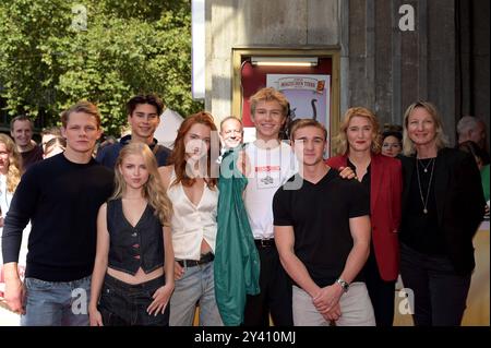 Prima esecuzione - Die Schule der magischen Tiere ore 3 del mattino 15.09.2024 a der Lichtburg ad Essen. Gruppenfoto: V.l.n.r. max von der Groeben Simme Fuchs Rabbat , Loris Sichrovsky Schauspieler , Emilia Piske Schauspielerin , Emilia Maier Schauspielerin , Leonard Conrads Schauspieler , Luis Sichrovsky Schauspieler , Meike Kordes Produzentin bei der Premiere des Filmes - Die Schule der magischen der Magischen der Lichere am 15.09.2024 in Lichere am Lichere 3 in Esstburg. *** Premiere Die Schule der magischen Tiere 3 il 15 09 2024 al Lichtburg di Essen foto del gruppo F l n r Max von der Groeben Simme Fuchs Rabbat , Loris Sichrovs Foto Stock