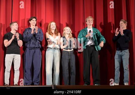 Prima esecuzione - Die Schule der magischen Tiere ore 3 del mattino 15.09.2024 a der Lichtburg ad Essen. Gruppenfoto im Kinosaal: V.l.n.r. Luis Vorbach Schauspieler , Loris Sichrovsky Schauspieler , Emilia Maier Schauspielerin , Emilia Pieske Schauspielerin , Leonard Conrads Schauspieler , Max von der Groeben Stimme Fuchs Rabbat bei der Premiere des Filmes - Die Schule der magischen Tiere 3 am 15.09.2024 in Essen Lichtburg . *** Premiere Die Schule der magischen Tiere 3 il 15 09 2024 al Lichtburg di Essen foto di gruppo al cinema V l n r Luis Vorbach attore, Loris Sichrovsky attore, Emilia Maier Foto Stock