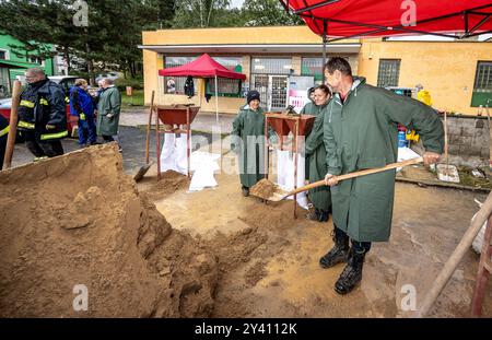 Olsinky, Repubblica Ceca. 15 settembre 2024. I vigili del fuoco stanno costruendo barriere contro le inondazioni dai sacchi di sabbia a causa delle inondazioni del fiume Elba durante le forti piogge a Olsinky, regione di Usti nad Labem, Repubblica Ceca, il 15 settembre 2024. Crediti: Vojtech Hajek/CTK Photo/Alamy Live News Foto Stock