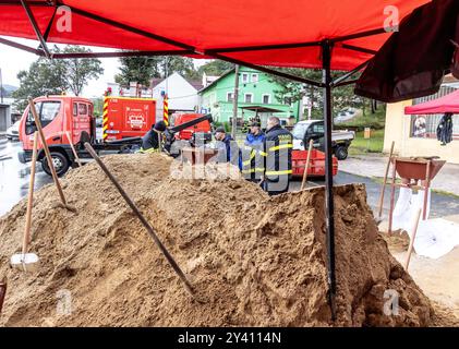 Olsinky, Repubblica Ceca. 15 settembre 2024. I vigili del fuoco stanno costruendo barriere contro le inondazioni dai sacchi di sabbia a causa delle inondazioni del fiume Elba durante le forti piogge a Olsinky, regione di Usti nad Labem, Repubblica Ceca, il 15 settembre 2024. Crediti: Vojtech Hajek/CTK Photo/Alamy Live News Foto Stock