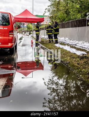 Olsinky, Repubblica Ceca. 15 settembre 2024. I vigili del fuoco stanno costruendo barriere contro le inondazioni dai sacchi di sabbia a causa delle inondazioni del fiume Elba durante le forti piogge a Olsinky, regione di Usti nad Labem, Repubblica Ceca, il 15 settembre 2024. Crediti: Vojtech Hajek/CTK Photo/Alamy Live News Foto Stock