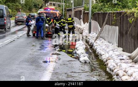 Olsinky, Repubblica Ceca. 15 settembre 2024. I vigili del fuoco stanno costruendo barriere contro le inondazioni dai sacchi di sabbia a causa delle inondazioni del fiume Elba durante le forti piogge a Olsinky, regione di Usti nad Labem, Repubblica Ceca, il 15 settembre 2024. Crediti: Vojtech Hajek/CTK Photo/Alamy Live News Foto Stock