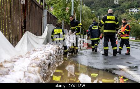 Olsinky, Repubblica Ceca. 15 settembre 2024. I vigili del fuoco stanno costruendo barriere contro le inondazioni dai sacchi di sabbia a causa delle inondazioni del fiume Elba durante le forti piogge a Olsinky, regione di Usti nad Labem, Repubblica Ceca, il 15 settembre 2024. Crediti: Vojtech Hajek/CTK Photo/Alamy Live News Foto Stock