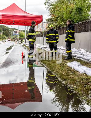 Olsinky, Repubblica Ceca. 15 settembre 2024. I vigili del fuoco stanno costruendo barriere contro le inondazioni dai sacchi di sabbia a causa delle inondazioni del fiume Elba durante le forti piogge a Olsinky, regione di Usti nad Labem, Repubblica Ceca, il 15 settembre 2024. Crediti: Vojtech Hajek/CTK Photo/Alamy Live News Foto Stock