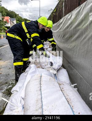 Olsinky, Repubblica Ceca. 15 settembre 2024. I vigili del fuoco stanno costruendo barriere contro le inondazioni dai sacchi di sabbia a causa delle inondazioni del fiume Elba durante le forti piogge a Olsinky, regione di Usti nad Labem, Repubblica Ceca, il 15 settembre 2024. Crediti: Vojtech Hajek/CTK Photo/Alamy Live News Foto Stock