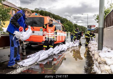 Olsinky, Repubblica Ceca. 15 settembre 2024. I vigili del fuoco stanno costruendo barriere contro le inondazioni dai sacchi di sabbia a causa delle inondazioni del fiume Elba durante le forti piogge a Olsinky, regione di Usti nad Labem, Repubblica Ceca, il 15 settembre 2024. Crediti: Vojtech Hajek/CTK Photo/Alamy Live News Foto Stock