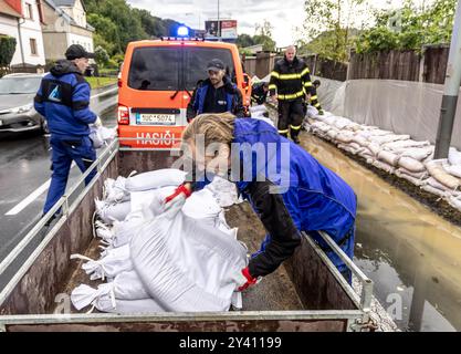 Olsinky, Repubblica Ceca. 15 settembre 2024. I vigili del fuoco stanno costruendo barriere contro le inondazioni dai sacchi di sabbia a causa delle inondazioni del fiume Elba durante le forti piogge a Olsinky, regione di Usti nad Labem, Repubblica Ceca, il 15 settembre 2024. Crediti: Vojtech Hajek/CTK Photo/Alamy Live News Foto Stock