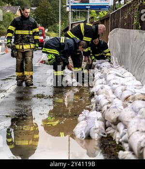 Olsinky, Repubblica Ceca. 15 settembre 2024. I vigili del fuoco stanno costruendo barriere contro le inondazioni dai sacchi di sabbia a causa delle inondazioni del fiume Elba durante le forti piogge a Olsinky, regione di Usti nad Labem, Repubblica Ceca, il 15 settembre 2024. Crediti: Vojtech Hajek/CTK Photo/Alamy Live News Foto Stock