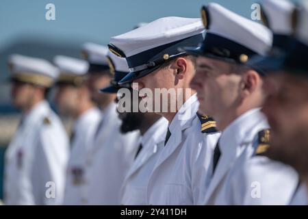 Tolone, Francia. 9 settembre 2024. L'equipaggio della marina viene visto durante la cerimonia. Una cerimonia per nominare il capitano Frigate Laurent Falhun comandante dell'equipaggio rosso del sottomarino d'attacco nucleare Tourville per continuare la fase di test prima della sua accettazione ufficiale da parte della Marina francese. Credito: SOPA Images Limited/Alamy Live News Foto Stock