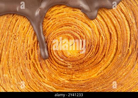 Rassegna il croissant con il cioccolato da vicino Foto Stock
