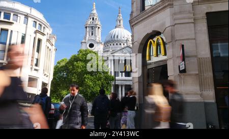 Il negozio McDonalds si trova a Ludgate Hill, Londra, con la cattedrale di St Pauls sullo sfondo Foto Stock