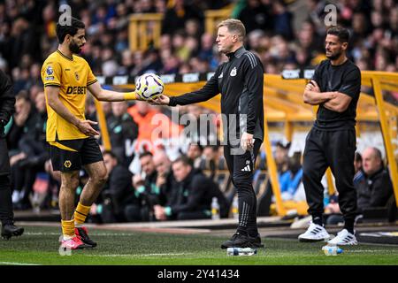 Wolverhampton, Regno Unito. 15 settembre 2024. Il capo allenatore del Newcastle, Eddie Howe dà palla a Rayan Ait-Nouri dei Wolves durante la partita di Premier League tra Wolverhampton Wanderers FC e Newcastle United FC a Molineux il 15 settembre 2024 a Wolverhampton, Inghilterra. #3 Rayan Ait-Nouri (Wolverhampton Wanderers) (Richard Callis/SPP) credito: SPP Sport Press Photo. /Alamy Live News Foto Stock