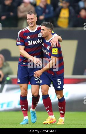 Wolverhampton, Regno Unito. 14 settembre 2024. Fabian SchŠr di Newcastle (5) e Dan Burn festeggiano dopo aver segnato il primo gol della sua squadra durante la partita di Premier League tra Wolverhampton Wanderers e Newcastle United Credit: MI News & Sport /Alamy Live News Foto Stock