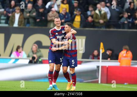 Wolverhampton, Regno Unito. 14 settembre 2024. Fabian SchŠr di Newcastle (5) e Dan Burn festeggiano dopo aver segnato il primo gol della sua squadra durante la partita di Premier League tra Wolverhampton Wanderers e Newcastle United Credit: MI News & Sport /Alamy Live News Foto Stock