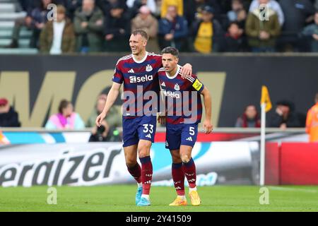 Wolverhampton, Regno Unito. 14 settembre 2024. Fabian SchŠr di Newcastle (5) e Dan Burn festeggiano dopo aver segnato il primo gol della sua squadra durante la partita di Premier League tra Wolverhampton Wanderers e Newcastle United Credit: MI News & Sport /Alamy Live News Foto Stock