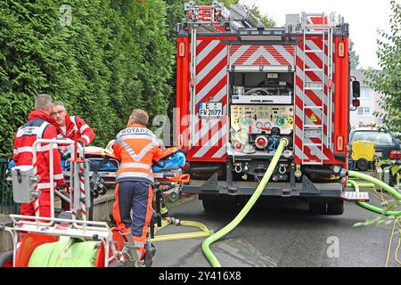 Brände a Wohngebäuden Ein Kellerbrand a einem Wohnhaus löste einen großen Feuerwehreinsatz mit Notärzten aus. Die Rettung betroffener Personen erfolgte über eine Drehleiter im rückwärtigen Bereich. Essen Nordrhein-Westfalen Deutschland Überruhr *** incendi in edifici residenziali Un incendio in cantina in un edificio residenziale ha innescato un grande intervento di vigili del fuoco con servizi medici di emergenza il salvataggio delle persone colpite è stato effettuato tramite una scala girevole nella zona posteriore di Essen Renania settentrionale-Vestfalia Germania Überruhr Foto Stock