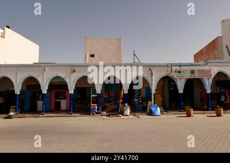 Prodotti alimentari e artigianato esposti nei negozi dei suk marocchini. Marocco, Nord Africa Foto Stock