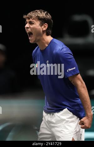 Bologna, Italia. 15 settembre 2024. Flavio Cobolli celebra durante le finali di Coppa Davis 2024 la partita di gruppo A tra Flavio Cobolli (Italia) e Tallon Griekspoor (Paesi Bassi) all'Unipol Arena di Bologna, Italia - 15 settembre 2024. Sport - Tennis. (Foto di massimo Paolone/LaPresse) credito: LaPresse/Alamy Live News Foto Stock