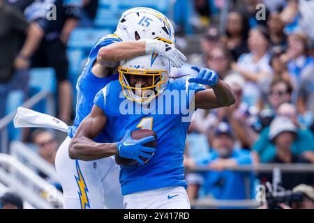 Charlotte, North Carolina, Stati Uniti. 15 settembre 2024. Il wide receiver dei Los Angeles Chargers Quentin Johnston (1) festeggia con il wide receiver Ladd McConkey (15) dopo un touchdown nel primo tempo contro i Carolina Panthers il match NFL a Charlotte, NC. (Scott Kinser/Cal Sport Media). Crediti: csm/Alamy Live News Foto Stock