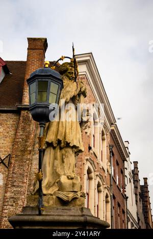 Statua di San Giovanna di Nepomuceno a Bruges, Belgio. Foto Stock