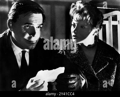 Joachim Fuchsberger, Karin Baal, sul set del film della Germania Ovest, 'Dead Eyes of London', titolo originale tedesco: 'Die toten Augen von London', aka 'Dark Eyes of London', Prisma (Germania Ovest), Exportfilm Bischoff & Co. (Worldwide), Magna Pictures Corporation (USA 1965), 1961 Foto Stock