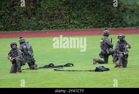 Nach dem Anlanden mit dem Polizeihelikopter sichert das Einsatzteam den Bereich am Boden. In der Mitte das Seil, mit welchem sich die Beamten aus dem Helikopter abgeseilt haben fast Roping. DAS Spezialeinsatzkommando SEK der Polizei Baden-Württemberg bei einer Vorführung zum Vorgehen bei einer Einsatzlage. Göppingen Baden-Württemberg Deutschland *** dopo l'atterraggio con l'elicottero della polizia, la squadra operativa assicura l'area al suolo nel mezzo, la corda con cui gli ufficiali sono scesi dall'elicottero quasi correndo il comando operazioni speciali SEK del Baden Württemberg Foto Stock