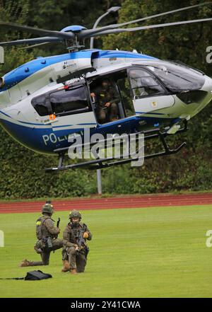 Ein Einsatztrupp des Spezialeinsatzkommandos SEK der Polizei Baden-Württemberg wird mit einem Helikopter der Polizeihubschrauberstaffel BW vom Typ Airbus Helicopters H145 D3 mit der Kennung D-HBWW, zur Darstellung einer Einsatzlage angeflogen. Hochkant. DAS Spezialeinsatzkommando SEK der Polizei Baden-Württemberg bei einer Vorführung zum Vorgehen bei einer Einsatzlage. Göppingen Baden-Württemberg Deutschland *** Una task force del comando operazioni speciali SEK della polizia di Baden Württemberg è pilotata su un elicottero dello squadrone elicotteri BW della polizia del tipo Airbus Helicopters H145 D3 Foto Stock