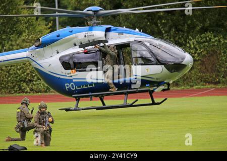 Ein Einsatztrupp des Spezialeinsatzkommandos SEK der Polizei Baden-Württemberg wird mit einem Helikopter der Polizeihubschrauberstaffel BW vom Typ Airbus Helicopters H145 D3 mit der Kennung D-HBWW, zur Darstellung einer Einsatzlage angeflogen. DAS Einsatzteam sichert den Bereich des Landeplatzes. DAS Spezialeinsatzkommando SEK der Polizei Baden-Württemberg bei einer Vorführung zum Vorgehen bei einer Einsatzlage. Göppingen Baden-Württemberg Deutschland *** Una task force del comando operazioni speciali SEK della polizia di Baden Württemberg è volata sulla scena di una situazione operativa con un Foto Stock