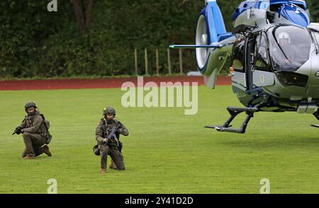 Ein Einsatztrupp des Spezialeinsatzkommandos SEK der Polizei Baden-Württemberg wird mit einem Helikopter der Polizeihubschrauberstaffel BW vom Typ Airbus Helicopters H145 D3 mit der Kennung D-HBWW, zur Darstellung einer Einsatzlage angeflogen. DAS Einsatzteam sichert am Boden zunächst die Landezone. DAS Spezialeinsatzkommando SEK der Polizei Baden-Württemberg bei einer Vorführung zum Vorgehen bei einer Einsatzlage. Göppingen Baden-Württemberg Deutschland *** Una task force del comando operazioni speciali SEK della polizia di Baden Württemberg è volata sulla scena di una situazione operativa in un Foto Stock